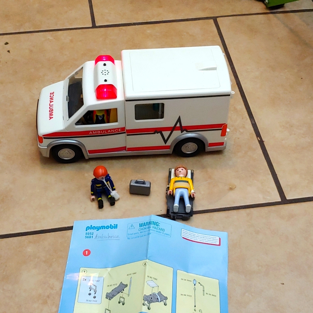 PLAYMOBIL * RESCUE AMBULANCE * NEARLY COMPLETE * SIRENS * LIGHTS ๐ - Picture 7 of 14